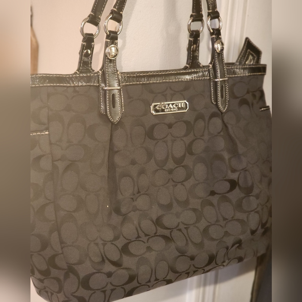COACH GALLERY EAST WEST F15146 BLACK SIGNATURE TOTE Excellent